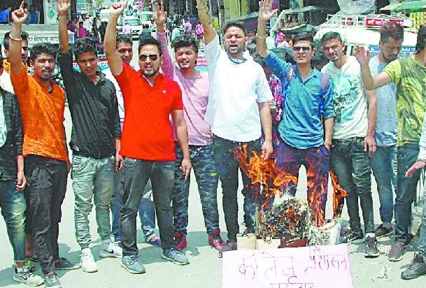 youth-congress-worker-effigies-of-effigies_1527786632