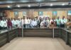 स्वतंत्रता संग्राम सेनानियों के परिजनों शॉल उड़ा कर किया सम्मानित