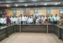 स्वतंत्रता संग्राम सेनानियों के परिजनों शॉल उड़ा कर किया सम्मानित