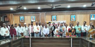स्वतंत्रता संग्राम सेनानियों के परिजनों शॉल उड़ा कर किया सम्मानित