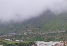 ब्रदीनाथ धाम मे अस्थाई पुल टूटने से मजदूर बहा